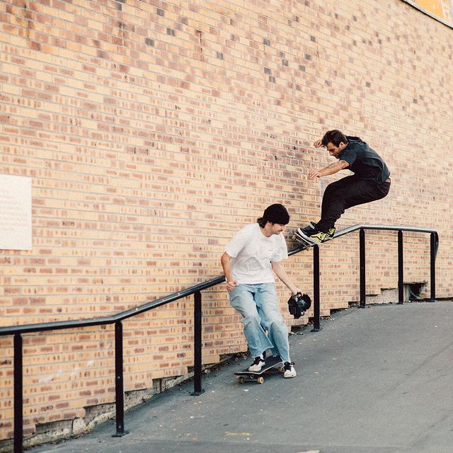 The @carharttwip crew is currently premiering their “Inside Out” video in theaters around the world! The concept of the video differs from your traditional skateclip, offering a more immersive experience, just like this BTS photo of @bataaard working his magic. We sat down with Romain and the duo of filmmakers responsible for the new approach. Up on our website now, along with a gallery of last nights Berlin premier ⬆️ 📸 @legallout