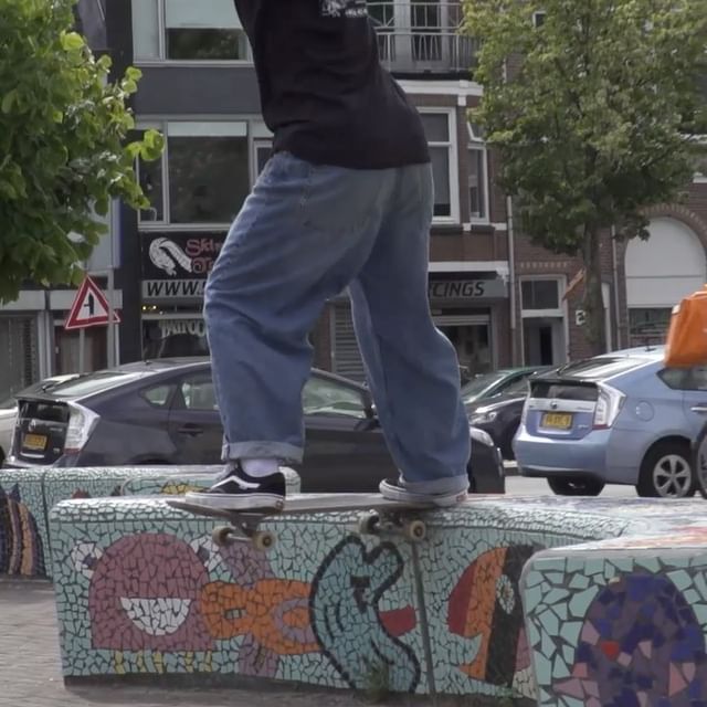 🌪📈 heavy rotations by @luubitz & @tim_janke going the way up as seen in “Op Vakantie”, a new video by @robotronprofiskateboards that’s live on our YouTube & soloskatemag.com 📺🌐

🎥 @pabitze & @fx_1000_